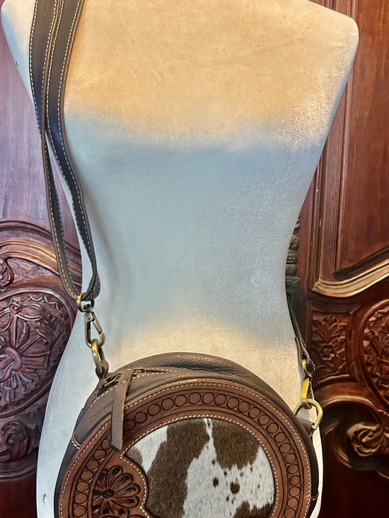 The Unbranded Brand Handbags - Round Cowhide Crossbody Bag in Brown